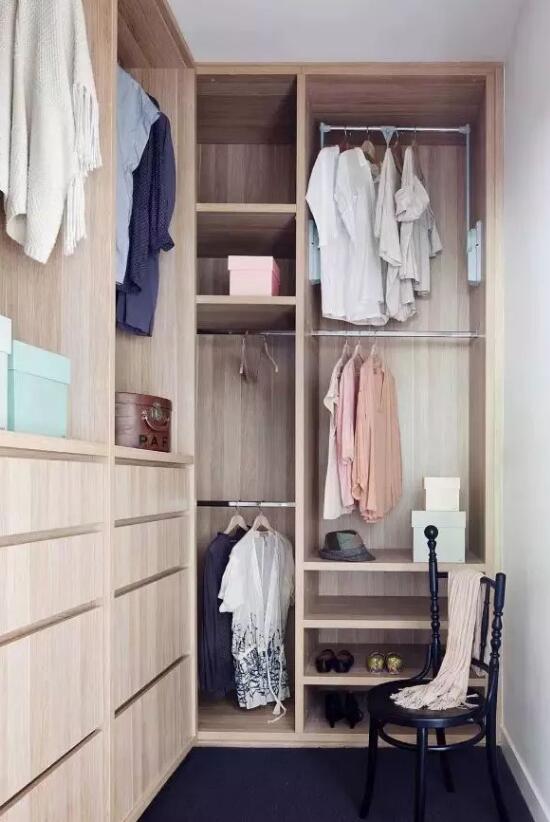 如何在卧室设计一个小型衣帽间？
