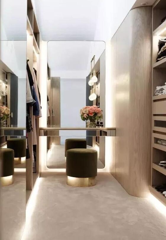 如何在卧室设计一个小型衣帽间？