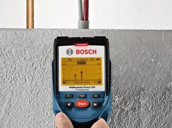 想在墙上打孔，又怕墙里有电线？教你四招不用凿墙就能避开电线！