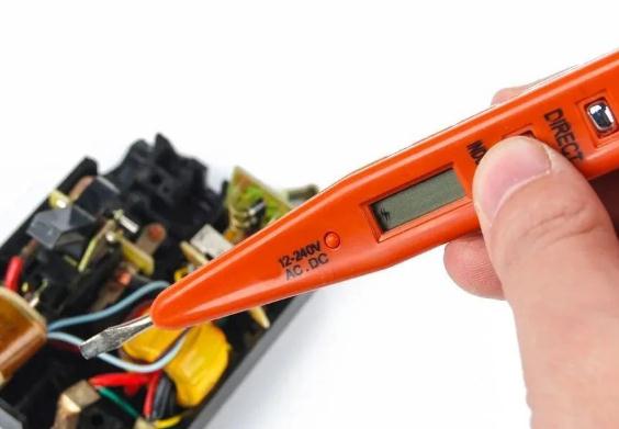 想在墙上打孔，又怕墙里有电线？教你四招不用凿墙就能避开电线！