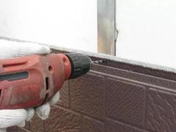 想在墙上打孔，又怕墙里有电线？教你四招不用凿墙就能避开电线！