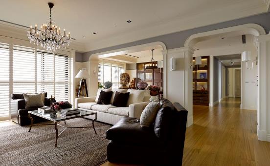 不懂了吧，客厅有横梁，这样装才漂亮！