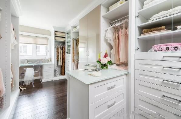 家里的衣柜是定制买成品？