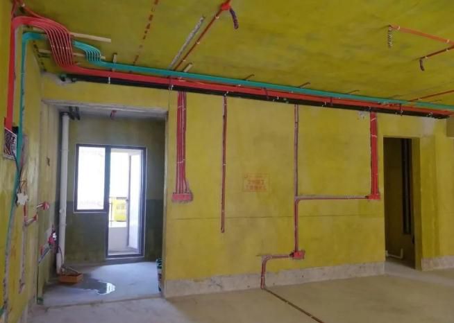 想在墙上打孔，又怕墙里有电线？教你四招不用凿墙就能避开电线！